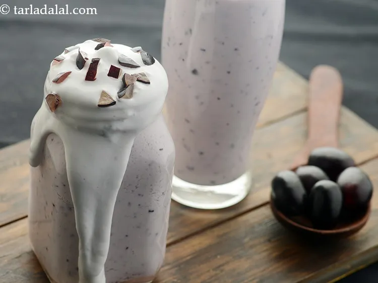 Step 8 – Serve&nbsp;<strong>black grape shake | Indian style black grape milkshake | black&nbsp;grape&nbsp;smoothie for pregnancy |</strong>&nbsp;immediately.