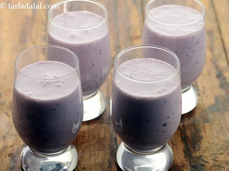 Step 7 – Pour equal quantity of&nbsp;<strong>black grape shake | Indian style black grape milkshake | black&nbsp;grape&nbsp;smoothie for …
