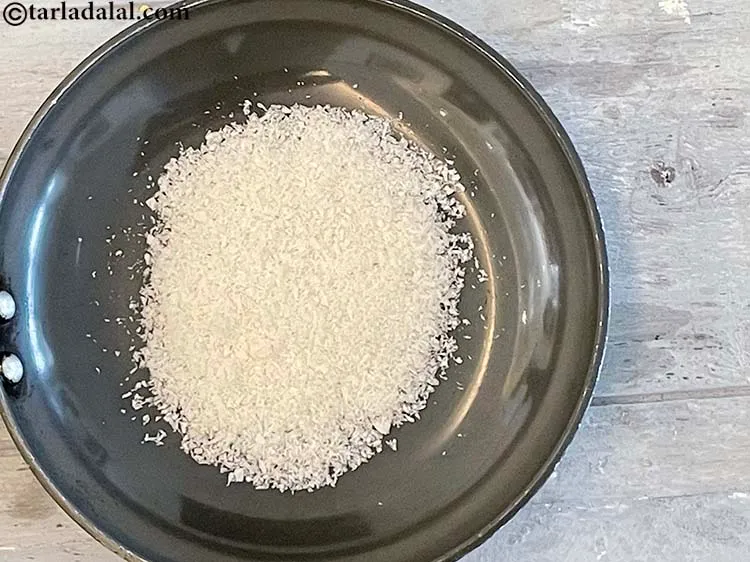 स्टेप 7 – उसी छोटे नॉन-स्टिक पैन में २ टेबल-स्पून <a href=""https://www.tarladalal.com/glossary-desiccated-coconut-hindi-272i"">सूखा कसा …