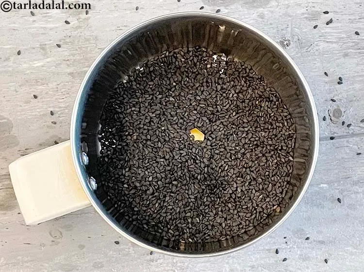 स्टेप 14 – मिक्सर में सूखे भुने हुए काले तिल डालें।
