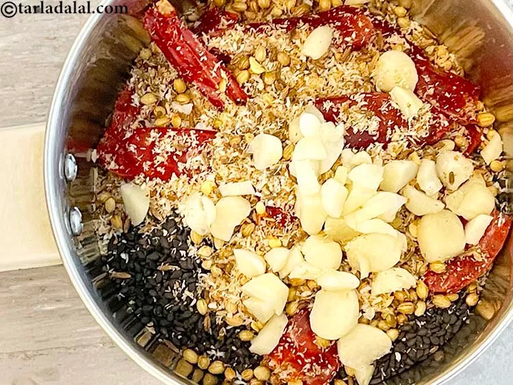 स्टेप 16 – १ टेबल-स्पून मोटे तौर पर <a href=""https://www.tarladalal.com/glossary-chopped-garlic-hindi-790i"">कटा हुआ लहसुन</a> डालें।