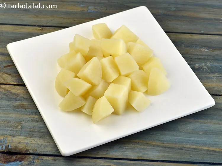 स्टेप 33 – अगर आपके पास बेबी पोटैटो नहीं है, तो आलू उबाल …