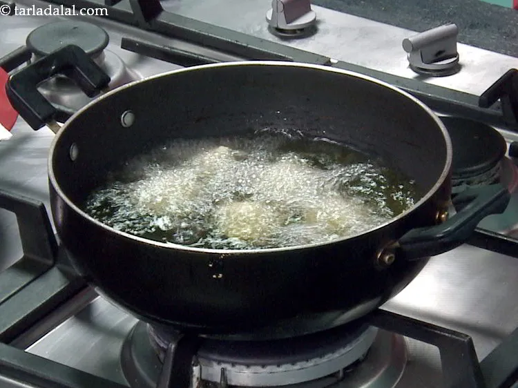 Step 18 – <p>Similarly, drop 4-5 Mysore bajji in oil. If you do not want round bonda, then …