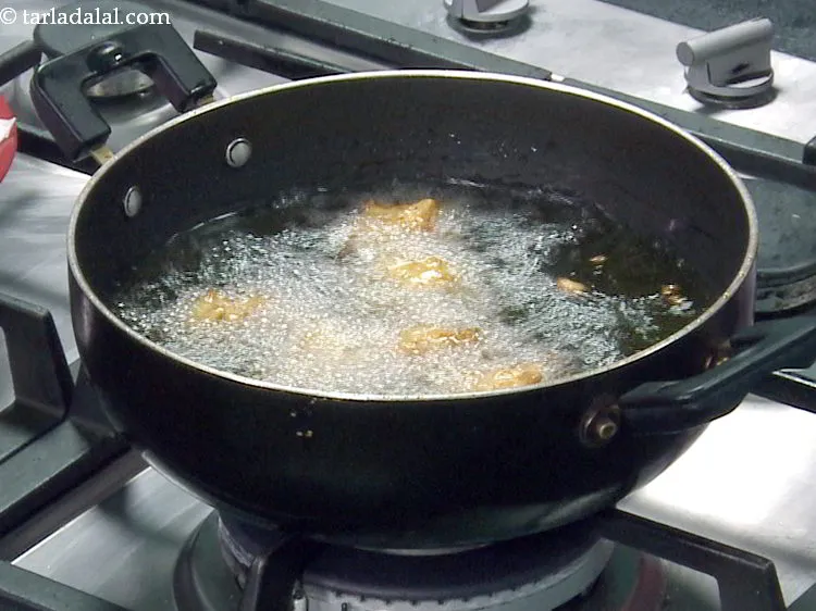 Step 19 – <p>Deep-fry till they turn golden brown in colour from both sides.</p>