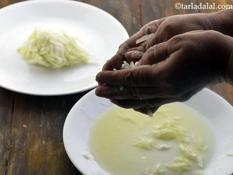 स्टेप 22 – <strong>खीरे के साथ बूंदी रायता</strong> बनाने के लिए, लगभग १ …