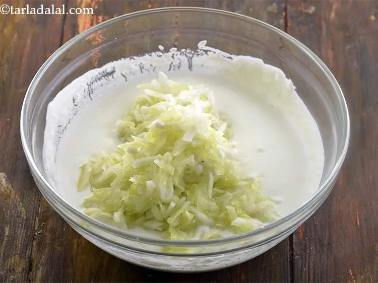 स्टेप 25 – कद्दूकस की हुई और निचोड़ी हुई ककड़ी डालें।