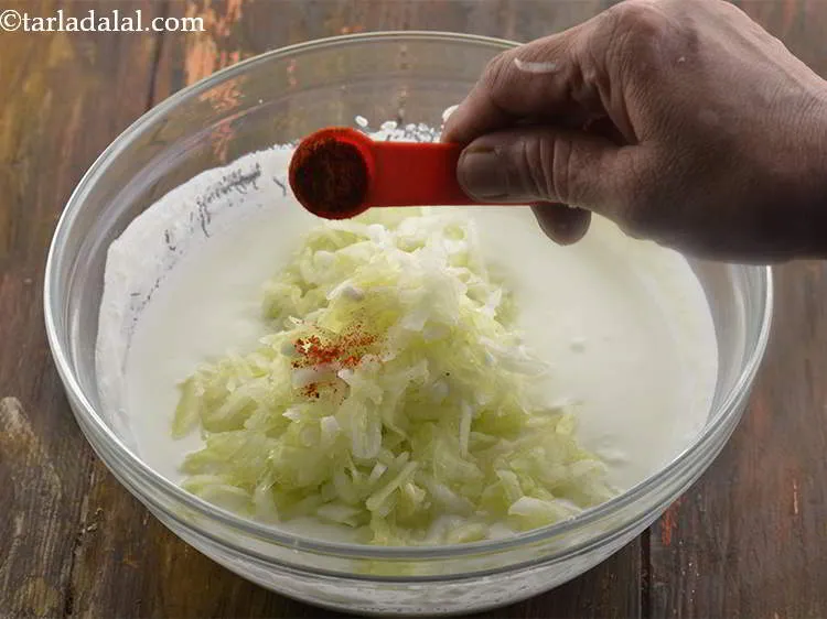 स्टेप 26 – अब, १/२ टी स्पून मिर्च पाउडर डालें।