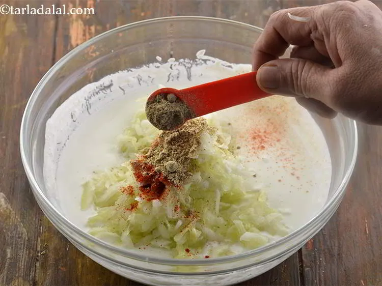 स्टेप 27 – साथ ही, १ १/२ टी स्पून चाट मसाला डालें।