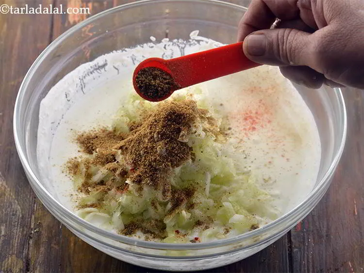 स्टेप 28 – आगे, <strong>खीरे के साथ बूंदी रायता</strong> में २ टीस्पून जीरा …