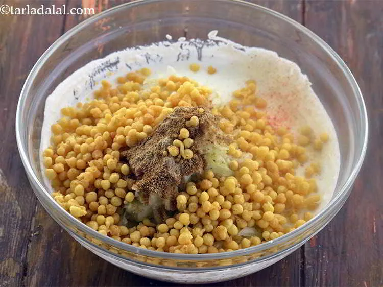 स्टेप 29 – लगभग ३/४ कप बूंदी डालें।