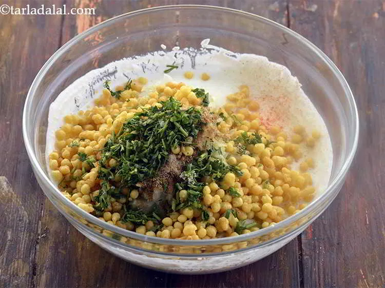 स्टेप 30 – २ टेबल-स्पून कटा हुआ हरा धनिया डालें और अच्छी तरह …