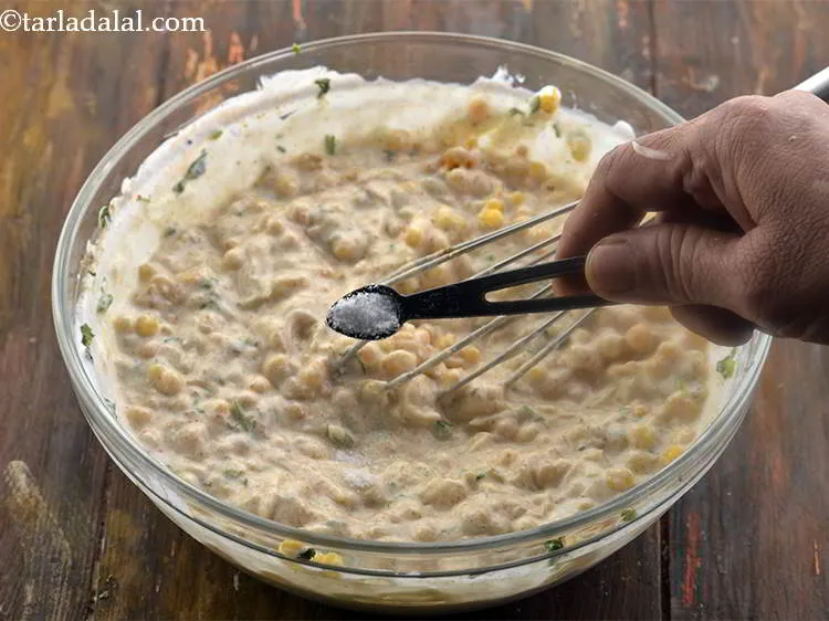 स्टेप 31 – <strong>खीरे के साथ बूंदी रायता</strong> में स्वादानुसार नमक डालें और …