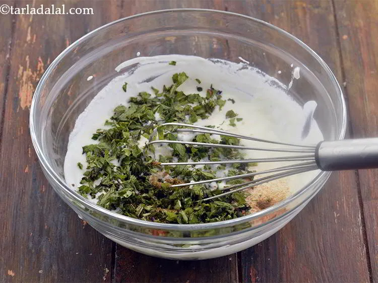 स्टेप 38 – २ टेबल स्पून कटे हुए पुदीने के पत्तें डालें।