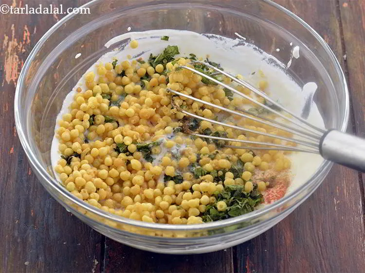 स्टेप 39 – बूंदी डालें और अच्छी तरह मिलाएं।