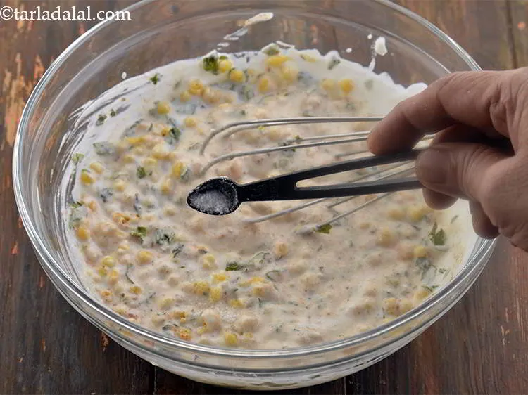 स्टेप 40 – आखिर में <strong>पुदीना के साथ बूंदी रायता </strong>में स्वादानुसार नमक …