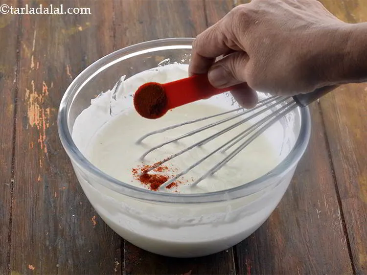 स्टेप 15 – अब मसाले के लिए मिर्च पाउडर डालें।