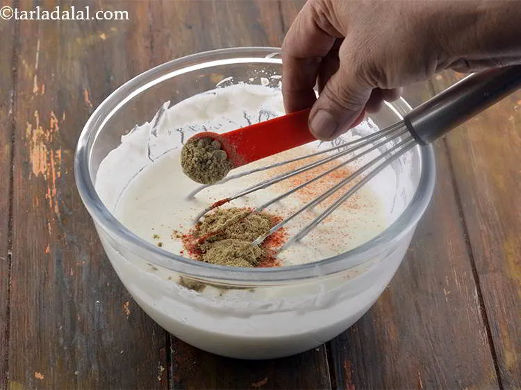 स्टेप 16 – चटपटे स्वाद के लिए चाट मसाला डालें।