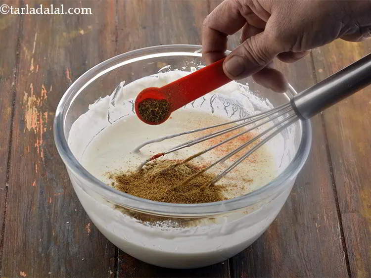 स्टेप 17 – जीरा पाउडर डालें। यह <strong>बूंदी रायता</strong> को एक शानदार स्वाद …