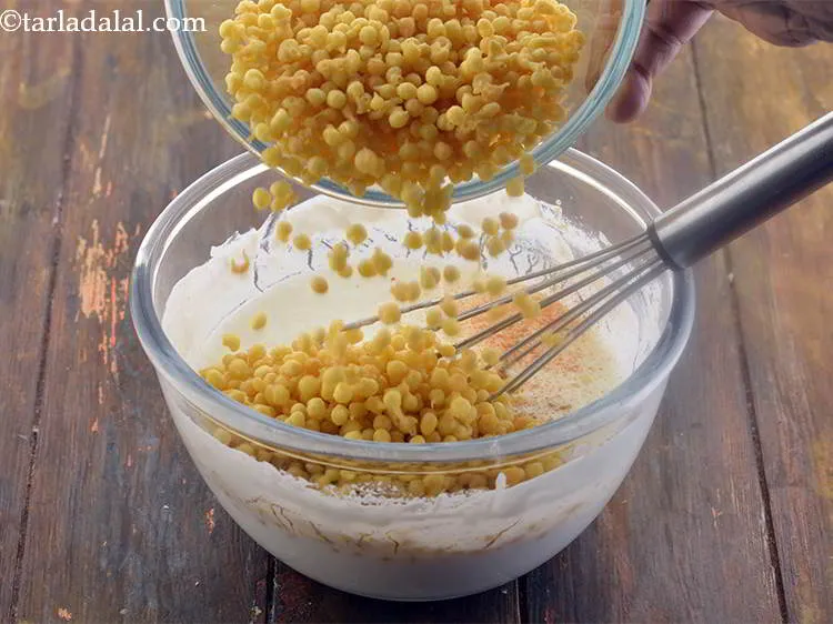 स्टेप 18 – अब, बूंदी डालें। हमने यहा ताजी बनी हुई बूंदी का …