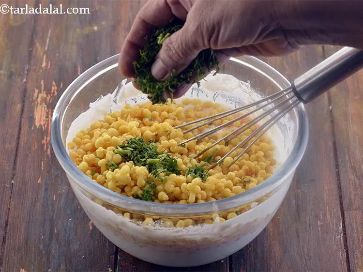 स्टेप 19 – धनिया डालें और अच्छी तरह मिलाएं। यह <strong>बूंदी रायता</strong> को …