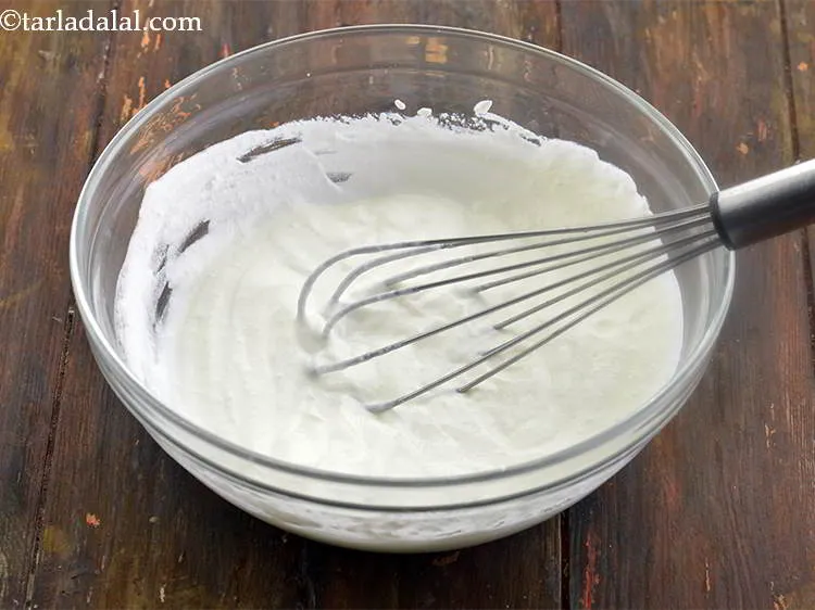 स्टेप 23 – एक गहरी कटोरी लें और उसमें दही मिलाएं। व्हिस्क की …