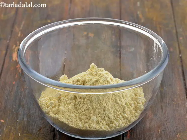 स्टेप 1 – <strong>बूंदी रायता</strong> के लिए बूंदी बनाने के लिए, एक गहरी …