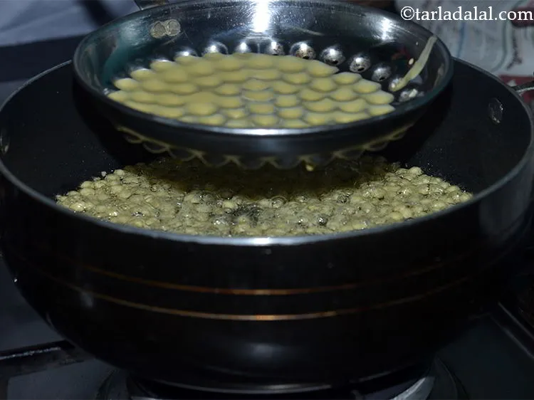 स्टेप 8 – एक गहरे नॉन स्टिक पैन में बूंदी को तलने के …