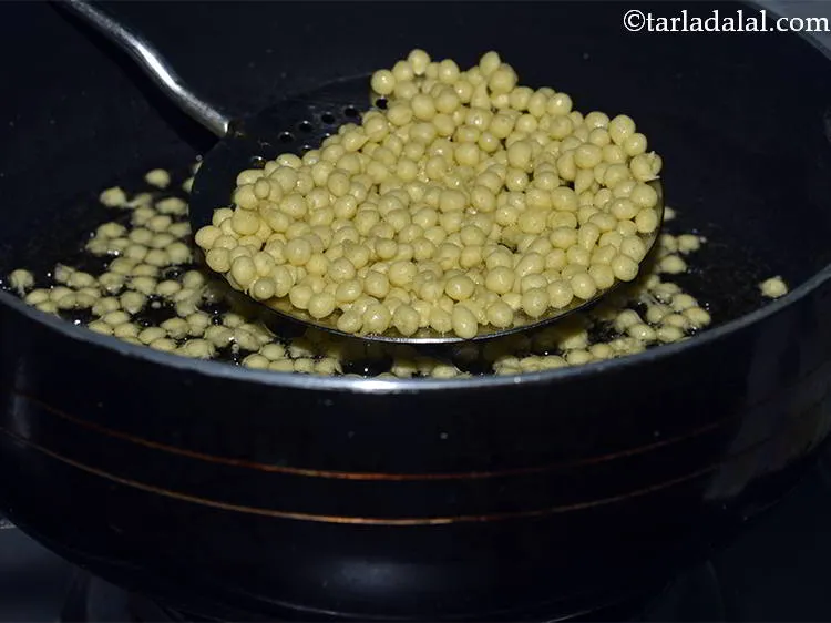 स्टेप 9 – बूंदी को सुनहरा होने तक तल लें।