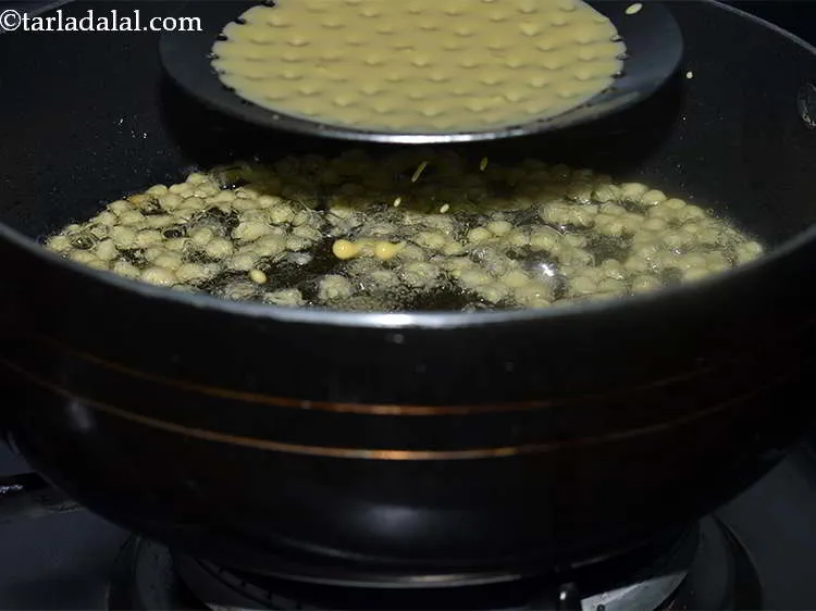 स्टेप 10 – एक और झारा (छिद्रित चम्मच) का उपयोग करें, जिससे वे …