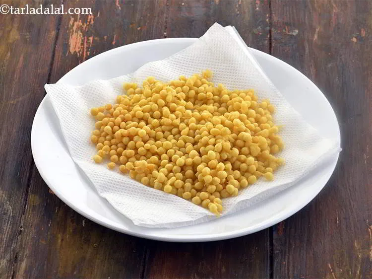 स्टेप 11 – अतिरिक्त तेल से छुटकारा पाने के लिए बूंदी को एक …