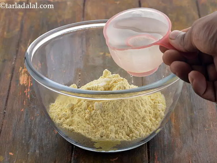 स्टेप 3 – लगभग ३/४ कप पानी डालें। गांठ बनने से रोकने के …
