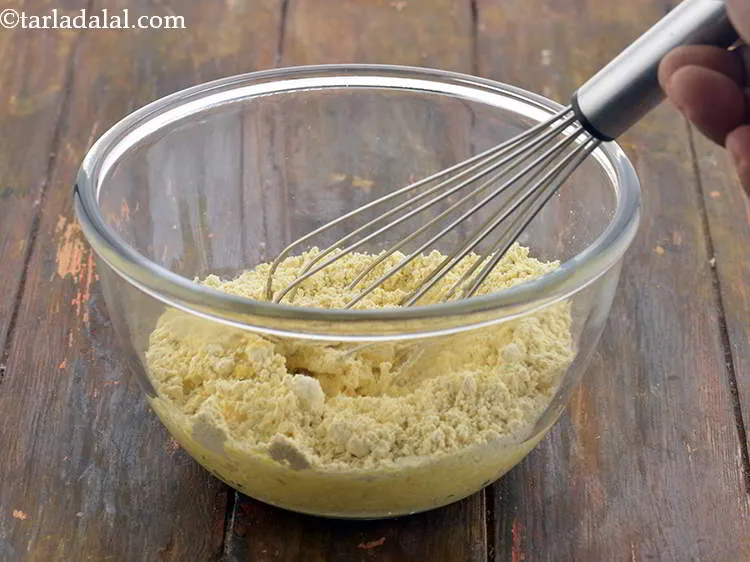 स्टेप 4 – व्हिस्क की मदद से इसे अच्छे से मिलाएं। सभी गांठों …