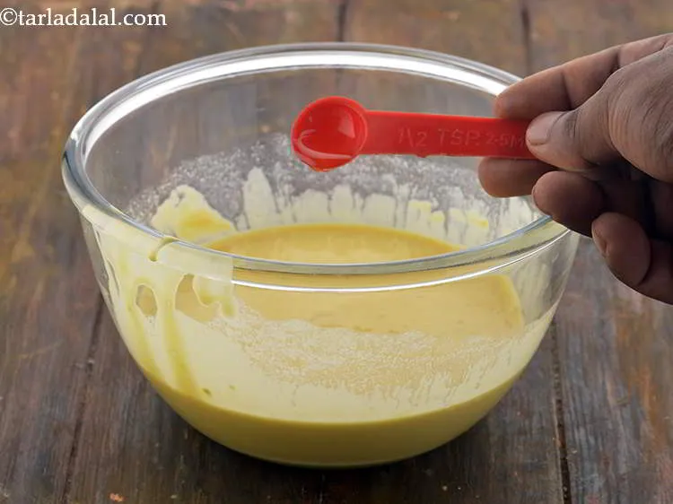 स्टेप 6 – १/२ टेबल-स्पून तेल डालें। यह बूंदी को कुरकुरा बनाता है …