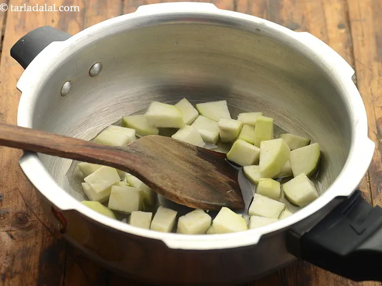 Step 15 – Mix the ingredients of&nbsp;<strong>healthy dudhi soup for babies</strong> well using a ladle.