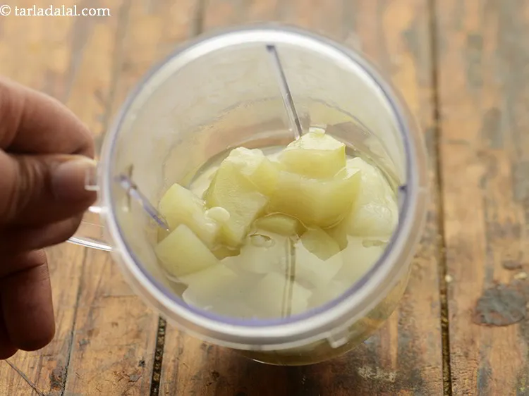 Step 17 – Cool the mixture of <strong>doodhi soup for toddlers </strong>and transfer it into a mixer jar.