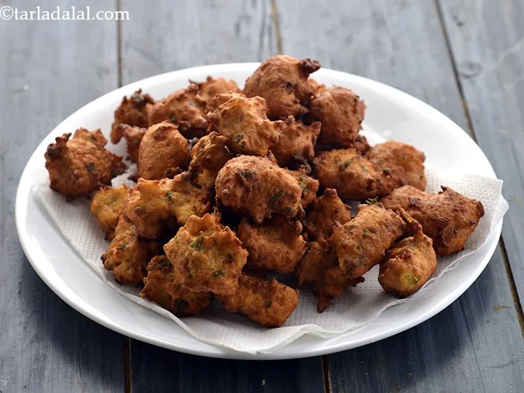 Step 16 – Drain the <strong>bread bhajiyas</strong> on an absorbent paper.