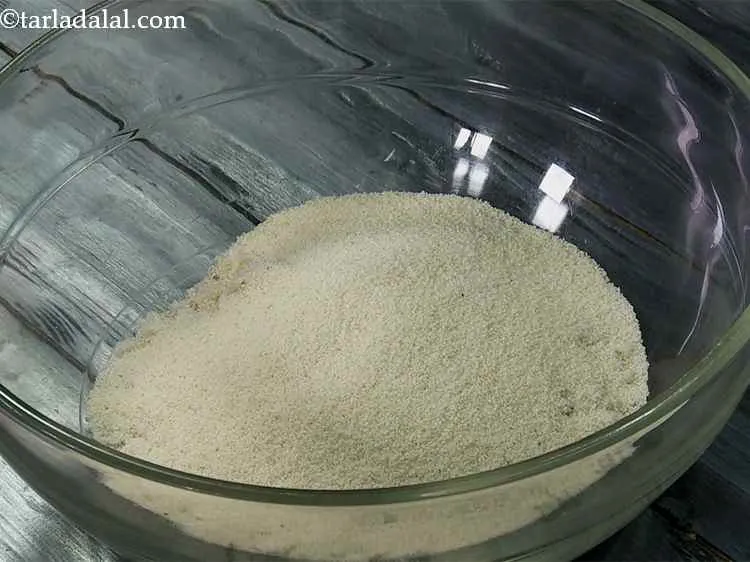 स्टेप 2 – अब इसमें सूजी डालें। एक और भिन्नता है बेसन को …