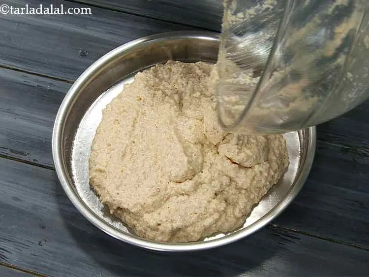 स्टेप 10 – घोल को १७५ मि। मी। (७&rdquo;) व्यास की थाली में …