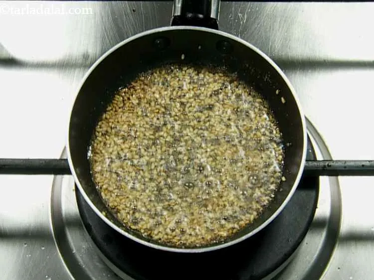 स्टेप 15 – अच्छी तरह से मिलाएं और मध्यम आंच पर ३० सेकंड …