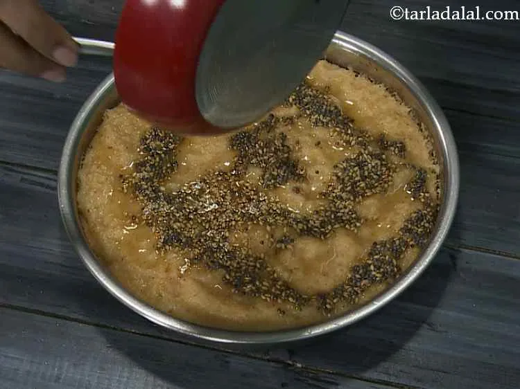 स्टेप 16 – इस तड़के को तैयार ढोकले के ऊपर डालें।