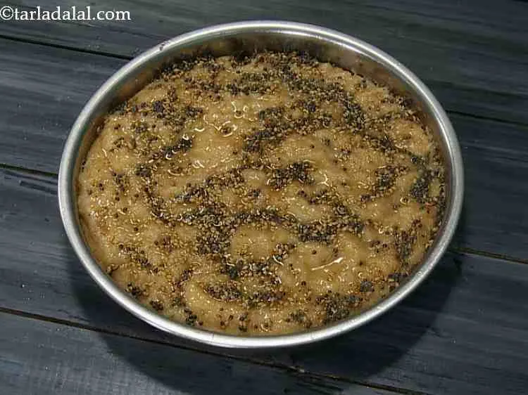 स्टेप 17 – चम्मच की मदद से इसे समान रूप से फैलाएं।