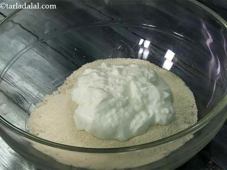 स्टेप 3 – दही डालें। रवा / सूजी नमी को सोख लेगा और …