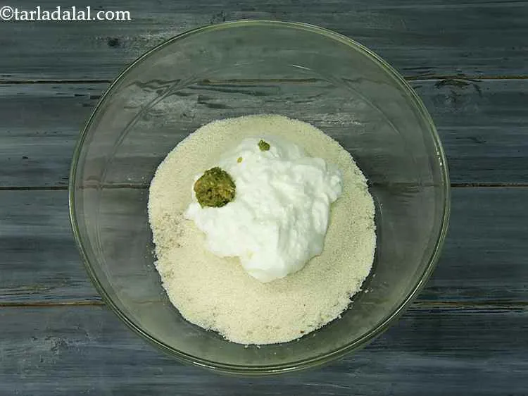 स्टेप 4 – अदरक- हरी मिर्च का पेस्ट डालें।