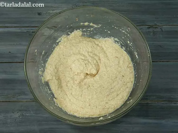 स्टेप 7 – एक घोल बनाने के लिए १/२ कप पानी का उपयोग …