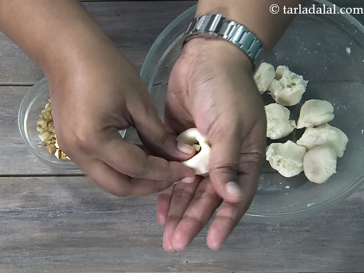 Step 20 – Bring together the edges in the centre.