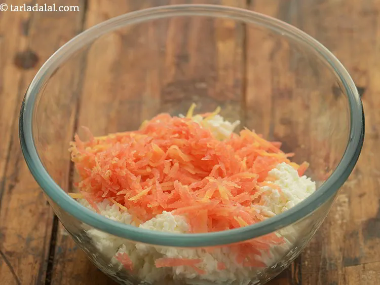 Step 3 – Add grated carrot. It provides the stuffing with a pleasant sweetness.