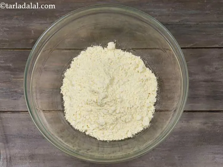 स्टेप 18 – एक गहरे बाउल में बेसन लें। यह सबसे लोकप्रिय आटा …