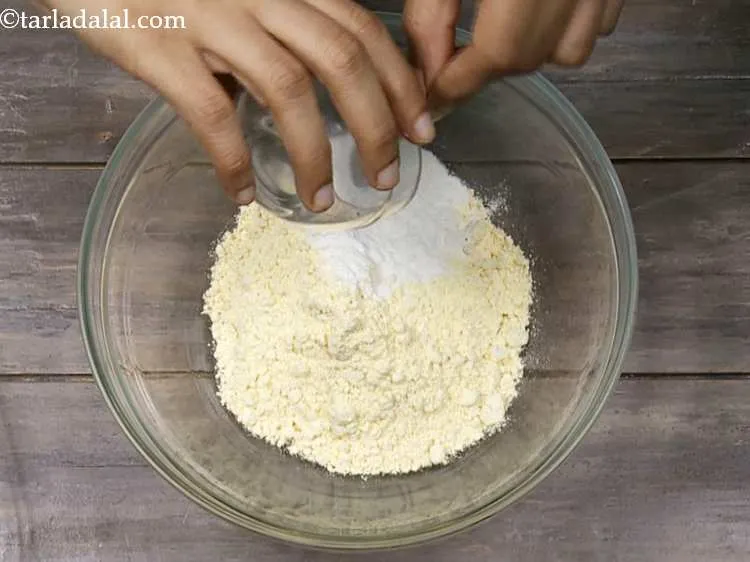 स्टेप 4 – फिर चावल का आटा डालें जो तलने पर ब्रेड पकौड़े …