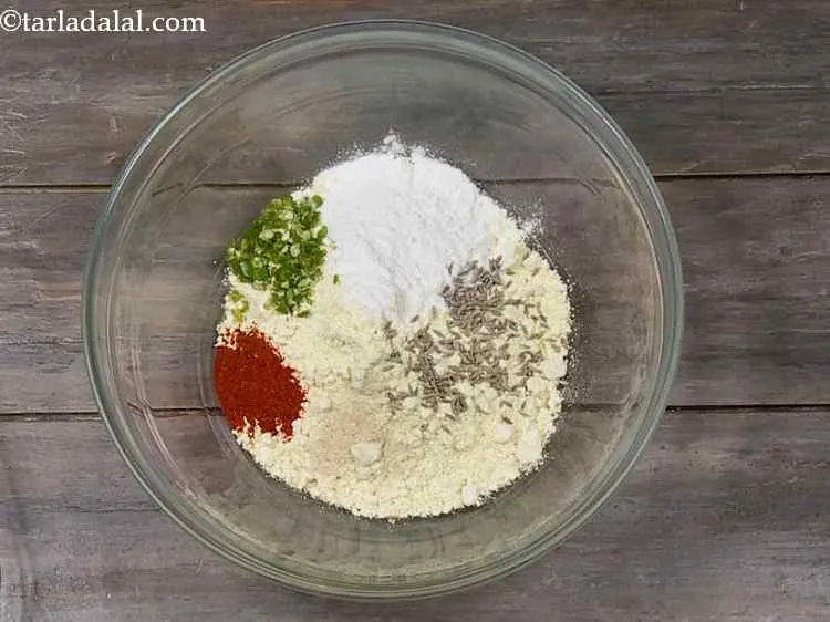 स्टेप 7 – अब कटी हुई हरी मिर्च और मिर्च पाउडर डालें। इसे …