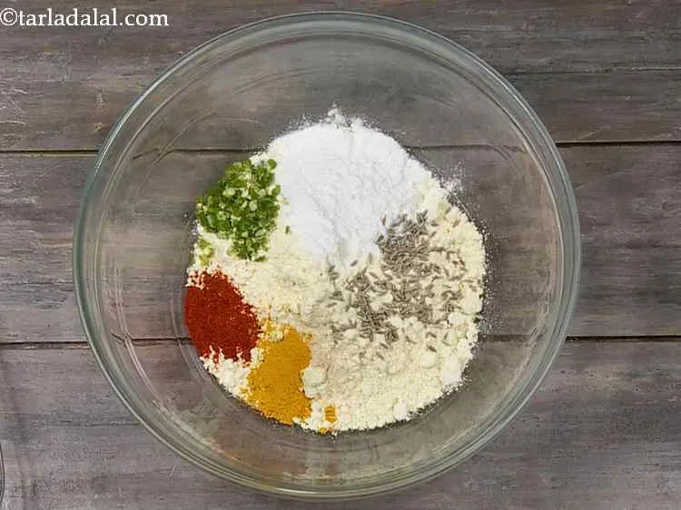 स्टेप 8 – हल्दी पाउडर घोल को एक सुंदर रंग देता है। स्वाद …